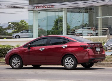 Chiangmai, Tayland - 2 Haziran 2021: Private Eco car, New Nissan Almera. Fotoğraf 121 no 'lu yolda, Chiangmai, Tayland şehir merkezinden yaklaşık 8 km uzaklıkta..