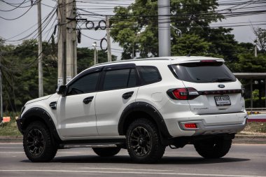 Chiangmai, Tayland - 2 Haziran 2021: Özel SUV aracı Ford Everest. 1001 no 'lu yolda. Chiangmai İş Alanından 18 km uzakta..