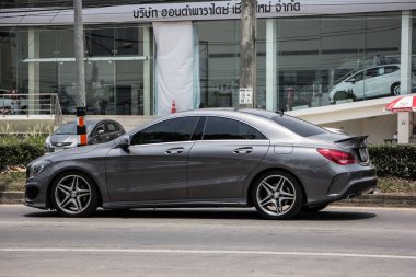 Chiangmai, Tayland - 2 Haziran 2021: lüks Mercedes Benz CLA250. Fotoğraf Chiangmai şehrinin kuzeyindeki 1001 numaralı radyal yolda..
