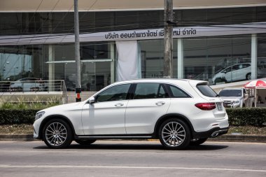 Chiangmai, Tayland - 2 Haziran 2021: özel SUV arabası, Benz GLC200. Fotoğraf 1001 nolu yolda, Chiangmai, Tayland 'a 8 km uzaklıkta..