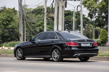 Chiangmai, Tayland - 2 Haziran 2021: lüks Mercedes Benz E250. Fotoğraf Chiangmai şehrinin kuzeyindeki 1001 numaralı radyal yolda..