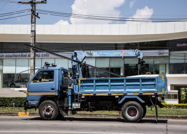 Chiangmai, Tayland - 25 Aralık 2018: Er Isuzu Crane Truck. 1001 no 'lu yolda. Chiangmai İş Alanından 18 km uzakta..