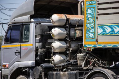Chiangmai, Tayland - 3 Mayıs 2021: Özel Nissan UD Kargo Truck. Fotoğraf 1001 nolu yolda, Chiangmai, Tayland 'a 8 km uzaklıkta..