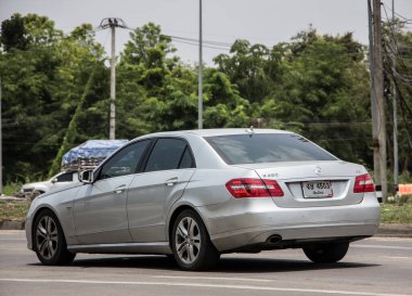 Chiangmai, Tayland - 2 Haziran 2021: lüks Mercedes Benz E250. Fotoğraf Chiangmai şehrinin kuzeyindeki 1001 numaralı radyal yolda..