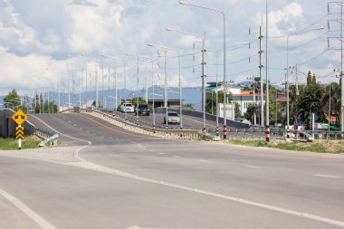 Chiangmai, Tayland - 13 Temmuz 2021: 121 numaralı karayolu köprüsü. Şehir trafik ağının üçüncü halka yolu.