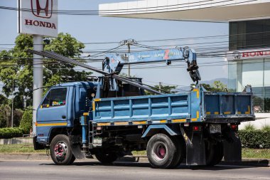Chiangmai, Tayland - 25 Aralık 2018: Er Isuzu Crane Truck. 1001 no 'lu yolda. Chiangmai İş Alanından 18 km uzakta..