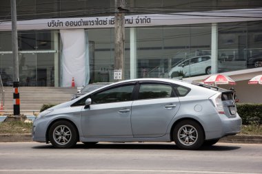 Chiangmai, Tayland - 2 Haziran 2021: Özel araba Toyota Prius Hybrid System. 1001 no 'lu yolda. Chiangmai İş Alanından 18 km uzakta..