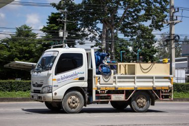 Chiangmai, Tayland - 13 Temmuz 2021: Er Hino Kargo Kamyonu. Fotoğraf 1001 nolu yolda, Chiangmai, Tayland 'a 8 km uzaklıkta..