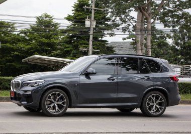 Chiangmai, Tayland - 29 Haziran 2021: özel araba. Bmw X5. Fotoğraf 1001 nolu yolda, Chiangmai, Tayland 'a 8 km uzaklıkta..