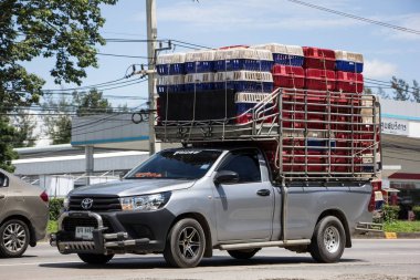 Chiangmai, Tayland - 13 Temmuz 2021: Özel pikap Toyota Hilux Revo. 1001 numaralı yolda, Chiangmai şehrinden 8 km uzakta..