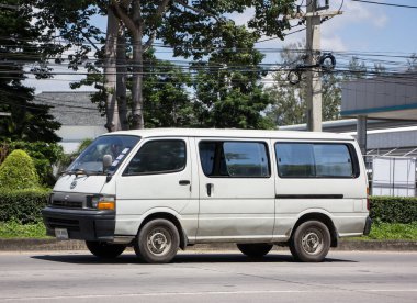 Chiangmai, Tayland - 13 Temmuz 2021: Er Toyota Hiace eski Van Car. 1001 numaralı yolda, Chiangmai şehrinden 8 km uzakta..