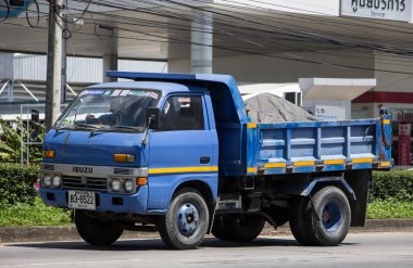 Chiangmai, Tayland - 13 Temmuz 2021: Er Isuzu Çöp Kamyonu. 1001 no 'lu yolda. Chiangmai İş Alanından 18 km uzakta..