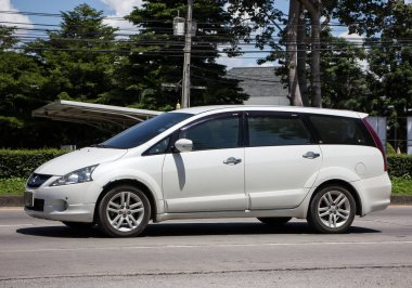 Chiangmai, Tayland - 14 Temmuz 2021: özel araba, Mitsubishi Uzay Arabası. Fotoğraf 121 no 'lu yolda, Chiangmai, Tayland şehir merkezinden yaklaşık 8 km uzaklıkta..