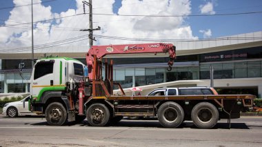 Chiangmai, Tayland - 14 Temmuz 2021: Er Isuzu Crane Truck. 1001 no 'lu yolda. Chiangmai İş Alanından 18 km uzakta..