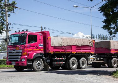 Chiangmai, Tayland - 14 Temmuz 2021: Thanachai Şirketi 'nin karavan kamyonu. 1001 numaralı yolda, Chiangmai şehrinden 8 km uzakta..