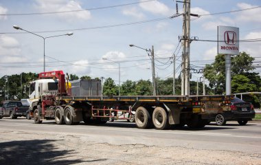 Chiangmai, Tayland - 14 Temmuz 2021: Er Isuzu Crane Truck. 1001 no 'lu yolda. Chiangmai İş Alanından 18 km uzakta..