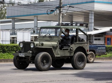 Chiangmai, Tayland 14 Temmuz 2021: Eski Jeep özel arabası. Fotoğraf 1001 no 'lu yolda, Chiangmai, Tayland şehir merkezinden yaklaşık 8 km uzaklıkta..