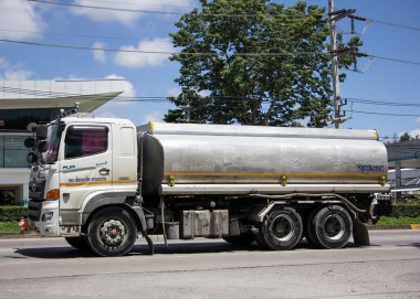 Chiangmai, Tayland - 13 Temmuz 2021: özel eski su tankı kamyonu. Fotoğraf 121 numaralı yolda Chiangmai şehrinden yaklaşık 8 km uzaklıkta..