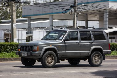 Chiangmai, Tayland 14 Temmuz 2021, özel jip 4X4 Cherokee arabası. 1001 numaralı yolda, Chiangmai şehrinden 8 km uzakta..