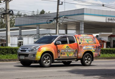Chiangmai, Tayland - 14 Temmuz 2021: Er Isuzu Dmax kamyonet. 1001 no 'lu yolda. Chiangmai şehrinden 18 km uzakta..