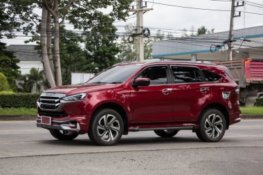 Chiangmai, Tayland - 17 Temmuz 2021: Özel SUV aracı Isuzu Mu x Mu-x. 1001 no 'lu yolda. Chiangmai İş Alanından 18 km uzakta..