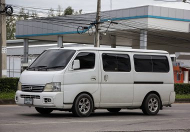 Chiangmai, Tayland - 17 Temmuz 2021: Özel eski Nissan Urvan Van Car. Fotoğraf: Chiangmai Tayland şehir merkezinden yaklaşık 8 km uzaklıktaki 121 numaralı yolda..