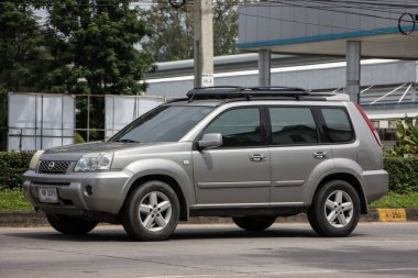 Chiangmai, Tayland - 17 Temmuz 2021 Özel SUV arabası, Nissan X yolu. 1001 numaralı yolda, Chiangmai şehrinden 8 km uzakta..