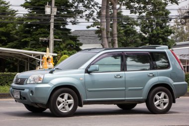 Chiangmai, Tayland - 17 Temmuz 2021 Özel SUV arabası, Nissan X yolu. 1001 numaralı yolda, Chiangmai şehrinden 8 km uzakta..