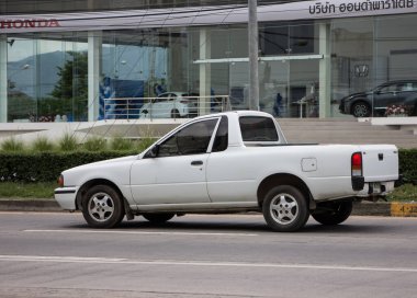 Chiangmai, Tayland - 29 Haziran 2021: Er Nissan Nv 'i al. 1001 no 'lu yolda. Chiangmai İş Alanından 18 km uzakta..