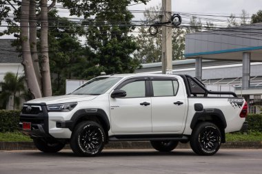Chiangmai, Tayland - 17 Temmuz 2021: Özel pikap Toyota Hilux Revo. 1001 numaralı yolda, Chiangmai şehrinden 8 km uzakta..