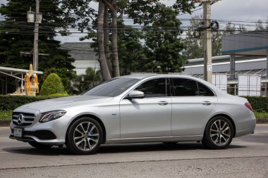 Chiangmai, Tayland - 17 Temmuz 2021: lüks Mercedes Benz E350e. Fotoğraf Chiangmai şehrinin kuzeyindeki 1001 numaralı radyal yolda..