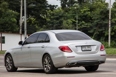 Chiangmai, Tayland - 17 Temmuz 2021: lüks Mercedes Benz E350e. Fotoğraf Chiangmai şehrinin kuzeyindeki 1001 numaralı radyal yolda..