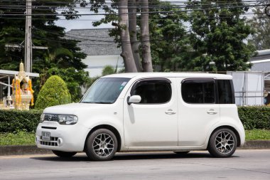 Chiangmai, Tayland - 17 Temmuz 2021: Özel Nissan Cube Mini minibüsü. 1001 no 'lu yolda. Chiangmai şehrinden 18 km uzakta..