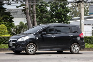 Chiangmai, Tayland - 17 Temmuz 2021: Özel Şehir MPV arabası, Suzuki ertiga. 1001 numaralı yolda, Chiangmai şehrinden 8 km uzakta..