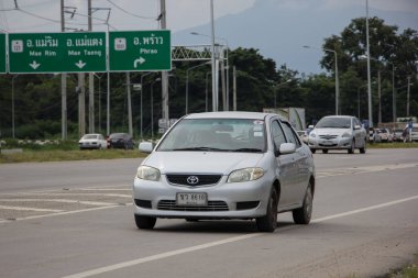 Chiangmai, Tayland - 9 Eylül 2021: özel Sedan arabası Toyota Vios. 1001 no 'lu yolda. Chiangmai İş Alanından 18 km uzakta..