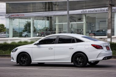 Chiangmai, Tayland - 7 Eylül 2021: İngiliz otomotiv ürünü MG5. Fotoğraf 1001 nolu yolda, Chiangmai, Tayland 'a 8 km uzaklıkta..