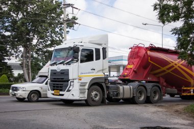 Chiangmai, Tayland - 7 Eylül 2021: Tayland Asya Konteynır Şirketi Nissan Ud Truck. 1001 numaralı yolda, Chiangmai şehrinden 8 km uzakta..
