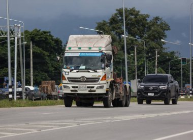 Chiangmai, Tayland - 15 Eylül 2021 Piboon Beton Turnalı Büyük Kamyon. 1001 numaralı yolda, Chiangmai şehrinden 8 km uzakta..