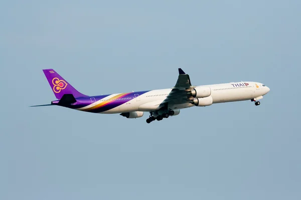 HS-TNA Airbus A340-600 de Thaiairway — Photo