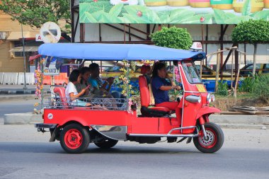 Chiangmai, Tayland - 20 Ekim 2014: Bir Tanımlanamayan kırmızı Tuk tuk taksi chiangmai, hizmet şehir ve civarında. Fotoğraf yeni Chiangmai otobüs istasyonu, Tayland.