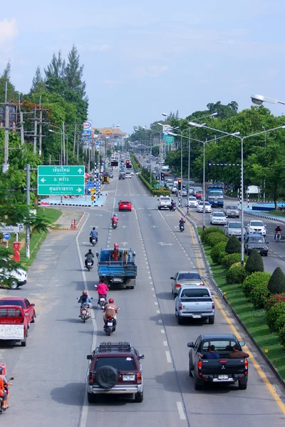 CHIANGMAI, THAÏLANDE - 4 JUIN 2014 : Circulation sur la route 107. Route vers le district nord de Chiangmai. Emplacement de la photo Environ 8 Km de la ville de Chiangmai, Thaïlande . — Photo