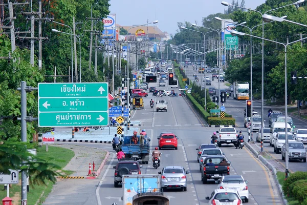 CHIANGMAI, THAÏLANDE - 4 JUIN 2014 : Circulation sur la route 107. Route vers le district nord de Chiangmai. Emplacement de la photo Environ 8 Km de la ville de Chiangmai, Thaïlande . — Photo