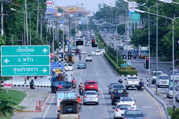 Chiangmai, Thailand - 4 juni 2014: Verkeer op de weg no.107. Weg naar North district van Chiangmai. Foto locatie over 8 Km van chiangmai stad, thailand. — Stockfoto