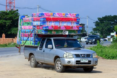 Chiangmai, Tayland-18 Ekim 2014: tanımlanamayan bir kamyon yatak Satılık. Fotoğrafa yol no.121 8 km şehir merkezine Chiangmai, Tayland.
