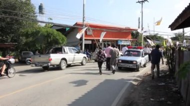 Chiangmai, Tayland-26 Ekim 2014: köy kafa adam araba güvenlik para Paduaek Tapınağı, Saraphi bölge Kathina töreni için. Chiangmai, Tayland.