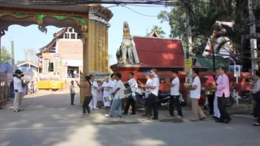 Chiangmai, Tayland-26 Ekim 2014: Paduaek Tapınağı, Saraphi bölge kimliği belirsiz bir müzisyen ve dansçı Kathina töreni. Chiangmai, Tayland.