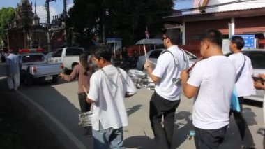 Chiangmai, Tayland-26 Ekim 2014: Paduaek Tapınağı, Saraphi bölge kimliği belirsiz bir müzisyen ve dansçı Kathina töreni. Chiangmai, Tayland.