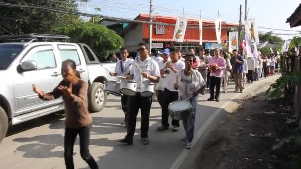 Chiangmai, Thailand-oktober 26 2014: ett oidentifierat musiker och dansare av Kathina ceremoni i Paduaek tempel, Saraphi distrikt. Chiangmai, Thailand. — Stockvideo