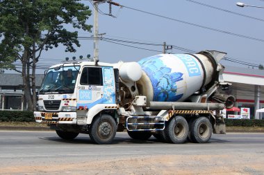 Chiangmai, Tayland - 16 Ekim 2014: Beton kamyon dolusu ilaç beton ürün şirketi. Fotoğrafa yol no.121 8 km şehir merkezine Chiangmai, Tayland.