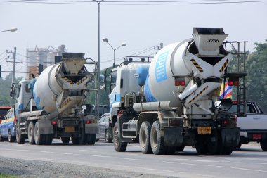 Chiangmai, Tayland - 16 Ekim 2014: Beton kamyon dolusu ilaç beton ürün şirketi. Fotoğrafa yol no.121 8 km şehir merkezine Chiangmai, Tayland.